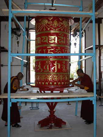 Ламы Гьюдмеда Туптен Шакья и Сонам Топгьял завершают работы по заполнению молитвенного барабана