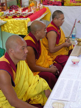 Ламы монастыря Гьюдмед: Сонам Топгьял, Туптен Шакья и Дава Дхондуп, проводят церемонию освящения мантр перед их помещением в молитвенный барабан.