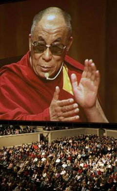 Во время выступления Его Святейшества на конференции Института ума и жизни в Вашингтоне 8 ноября 2005 изображение Далай-ламы проецировалось на гигантский экран