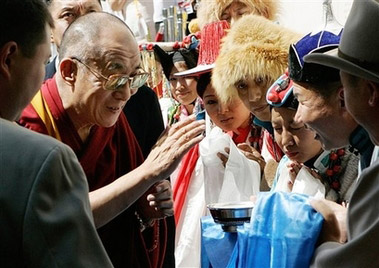 Представители разных народностей Тибета, Монголии и стран гималайского региона встречают Далай-ламу в Денверском университете