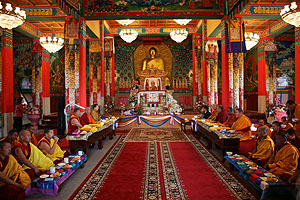 В торжествах по случаю десятилетнего юбилея буддийского монастыря «Геден Шеддуп Чойкорлинг» приняли участие гости из буддийских республик России, Тибета, Индии и Шри-ланки