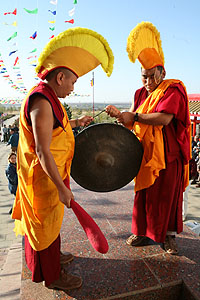 Монастырский гонг возвещает о начале торжеств по случаю десятилетнего юбилея первого буддийского монастыря Калмыкии