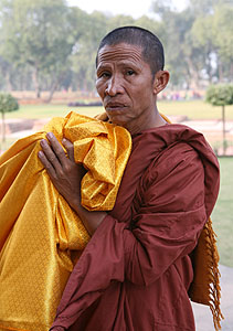 Буддисты-паломники из Таиланда поднесли золотую материю великой ступе в Сарнатхе