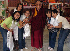 Паломники из Тувы встретились с Далай-ламой в монастыре Гьюдмед