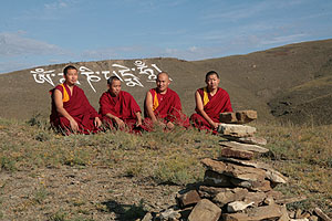 Тибетские монахи Гьюдмед освятили самую большую в мире буддийскую мантру