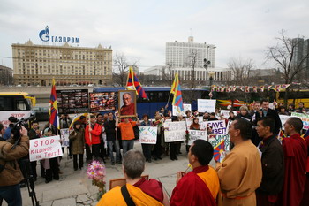 К месту проведения пикета в поддержку Тибета в Москве прислали 11 автобусов – на всякий случай