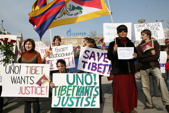 К месту проведения пикета в поддержку Тибета в Москве прислали 11 автобусов – на всякий случай