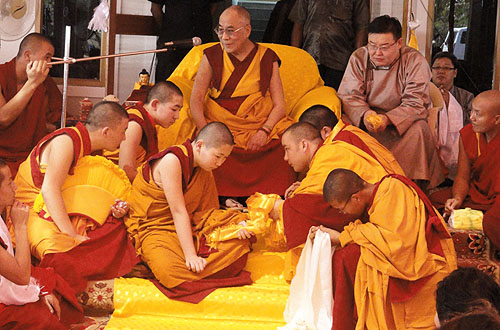 Далай-лама встретился с монахами из Монголии и России в монастыре Дрепунг Гоманг