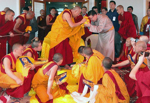 Далай-лама встретился с монахами из Монголии и России в монастыре Дрепунг Гоманг