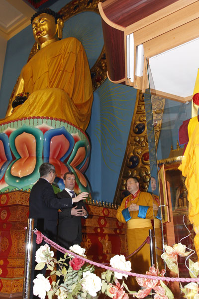 Президент России Дмитрий Медведев посетил главный храм Калмыкии