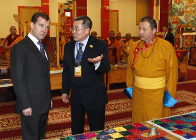 Президент России Дмитрий Медведев посетил главный храм Калмыкии
