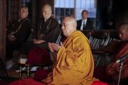 Его Святейшество Далай-лама в храме Гококудзи молится о жертвах разрушительного землетрясения и цунами, обрушившихся на Японию в марте этого года. Токио, Япония. 28 апреля 2011.