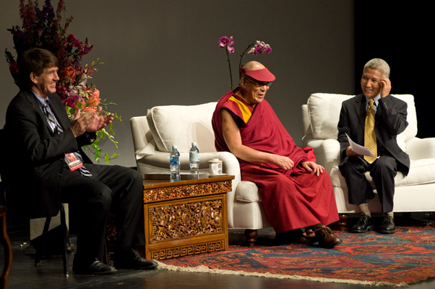 Его Святейшество Далай-лама выступил с лекциями о правах человека и сострадании в двух калифорнийских университетах
