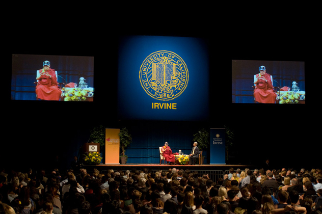 Его Святейшество Далай-лама выступил с лекциями о правах человека и сострадании в двух калифорнийских университетах