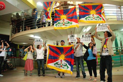 Демонстрацией в защиту тибетского монастыря Кирти встретили на Тайване главу провинции Сычуань