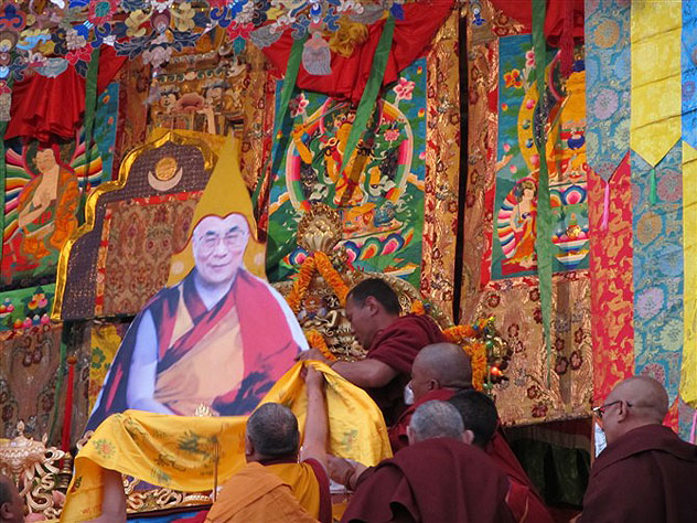 В Тибете тысячи монахов вознесли на трон портрет Далай-ламы
