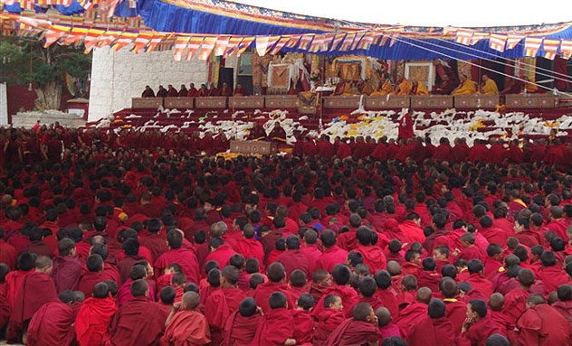 В Тибете тысячи монахов вознесли на трон портрет Далай-ламы
