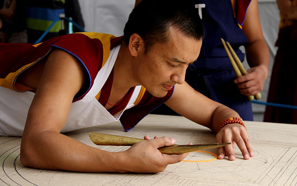 Фото и видео. В Таллине к приезду Далай-ламы монахи построят песочную мандалу