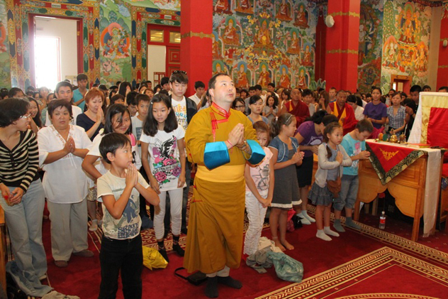 Верховный лама Калмыкии даровал школьникам и студентам благословение Будды мудрости Манджушри