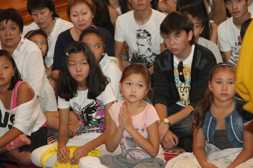 Верховный лама Калмыкии даровал школьникам и студентам благословение Будды мудрости Манджушри