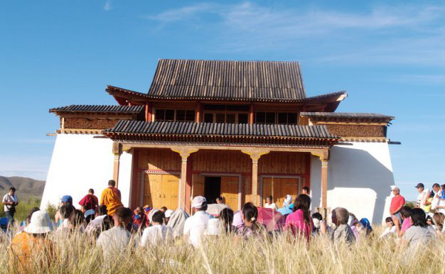 Монахи монастыря Дрепунг Гоманг провели огненную пуджу у храма Устуу-Хурээ в Туве