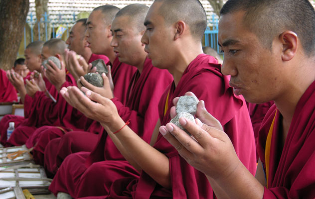 В Москве выступят 32 тибетских монаха с голосами, подобными лавине, сходящей с заснеженных гор
