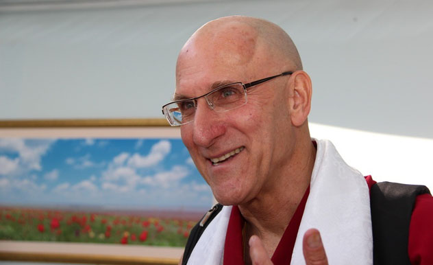 В Россию прибыл известный американский доктор и буддийский монах Барри Керзин