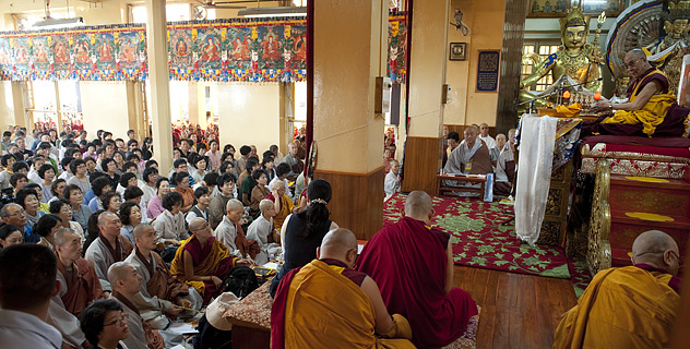 Сотни человек собрались послушать учения Далай-ламы в Дхарамсале