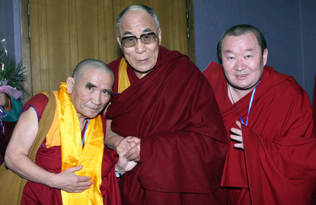 Объединение буддистов Тувы посвящает заслуги от проведения праздничных молебнов беспрепятственному визиту Далай-ламы в Россию