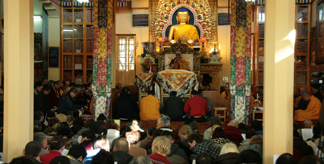 Тысячи буддистов собрались на учения Далай-ламы для россиян в Индии