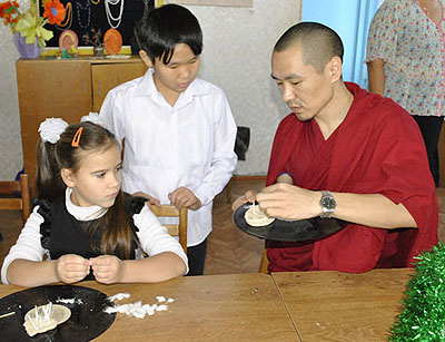 Монахи "Золотой обители Будды Шакьямуни" подарили новую кухню детскому дому Городовиковска