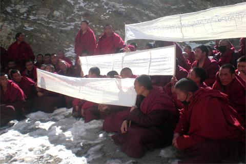 Тибет протестует: еще один акт самосожжения в Нгаба и массовая демонстрация в Кьегудо