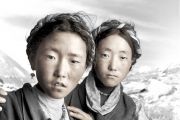 Шело, 20 лет и Бенба, 17 лет. Ньялам, Тибет. Шело и Бенба, лучшие подруги с детства. Они работают горничными в отеле в Ньяламе, древней тибетской деревне, которая стала перевалочным пунктом для альпинистов по дороге на Эверест.