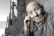 Самден, 72 года. Монастырь Ганден, Тибет. Самден пришел в Ганден (один из крупнейших тибетских монастырей-университетов) в 12 лет. Во время культурной революции Ганден был полностью разрушен, как и другие 6200 тибетских монастырей, из которых уцелели лишь 11. Самдену было тогда 44 года. Сейчас ему 72 и он по-прежнему живет в этом восстановленном монастыре.