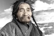 Норзум, 44 года. Озеро Цо Морари, Ладак. Норзум прекрасно помнит, как еще мальчиком бежал из Тибета вместе со своей семьей. Передвигаясь по ночам и прячась днем, они за двадцать с лишним дней перебрались через границу в Ладак. Во время сильного мороза на высоте более 5000 м умер его младший брат. Норзум говорит, что места, где ему теперь приходится жить, гораздо более суровые, чем его родина.
