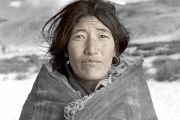 Долма, 38 лет. Чантанг, Ладак. Долма никогда раньше не встречала западных людей. Она тянулась ко мне, дотрагивалась до моего плеча и быстро отдергивала руку, прятала ее под своей накидкой и смеялась. Молоденькой девушкой она бежала через тибетско-индийскую границу вместе со своей семьей после того, как прошел слух, что жителей их кочевого лагеря заставят жить в коммуне.