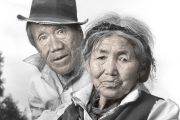 Цезим, 79 лет и Деки, 72 года. Дхарамсала, Индия. Цезим и Деки — старинные друзья. Они были в числе 100 000 тибетцев, которые бежали из Тибета в 1959 году вместе с Далай-ламой. Муж Деки был убит во время восстания, но она смогла взять с собой своих пятерых детей. С тех пор Деки поселилась в Дхарамсале, рядом с Далай-ламой и резиденцией правительства Тибета в изгнании.