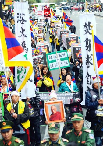 В Тайбэе прошла многочисленная манифестация в честь 53-й годовщины тибетского народного восстания
