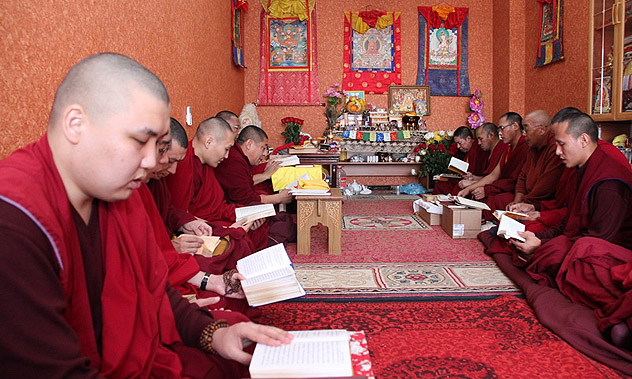 Монахи и миряне Калмыкии читают молитвы возле пребывающего в посмертной медитации геше Дугды
