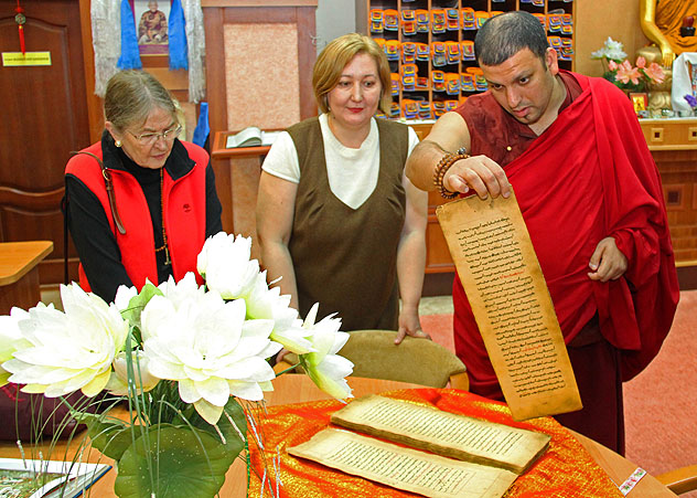 Тензин Приядарши дарует учения по «Сутре золотого света», наиболее почитаемой в Калмыкии