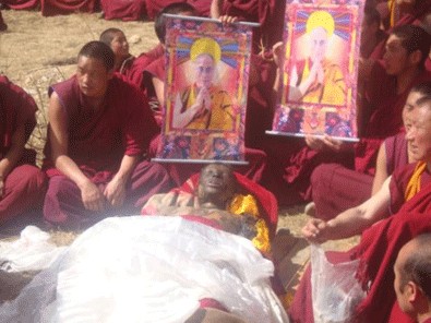 Около 8 тысяч тибетцев собрались в Ребконге на погребальную церемонию