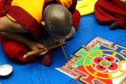Фоторепортаж. Тибетские монахи учат детей песочной живописи