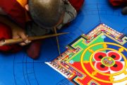 Фоторепортаж. Тибетские монахи учат детей песочной живописи