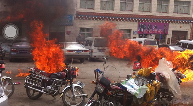 Еще два молодых тибетца подожгли себя в округе Кьегудо исторической провинции Тибета Кам