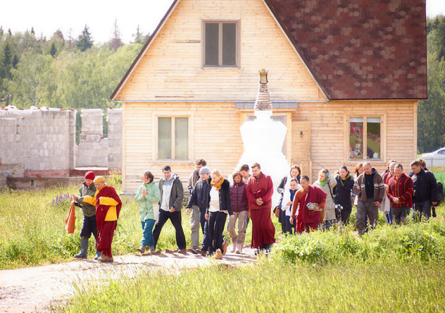 В центре тибетской культуры и медитации «Тубтен Линг» в Подмосковье продолжается строительство ретритного домика