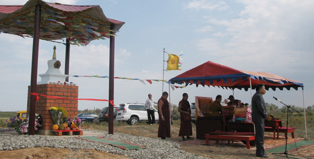 Верховный лама Калмыкии Тэло Тулку Ринпоче освятил ступу Просветления в Лаганском районе