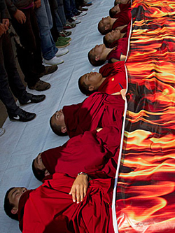 В уезде Дзато на востоке исторического Тибета совершил самосожжение 27-летний тибетец 