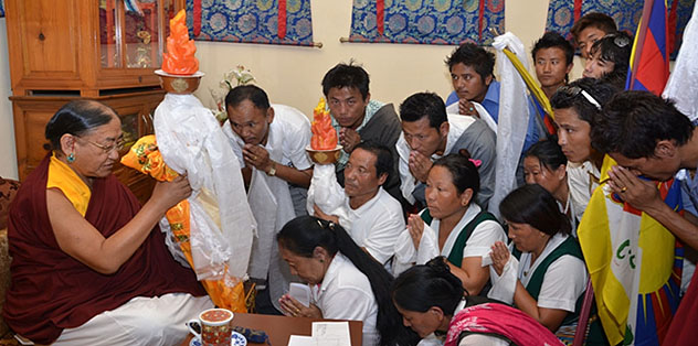 Сакья Тризин Ринпоче благословил эстафету «Пламя Истины» в Раджпуре