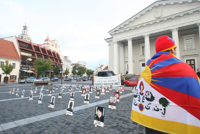 В центре Вильнюса установили портреты тибетцев, совершивших самосожжение