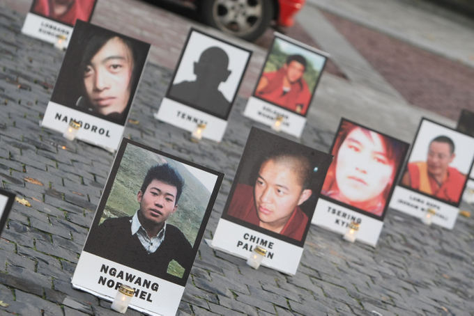 В центре Вильнюса установили портреты тибетцев, совершивших самосожжение